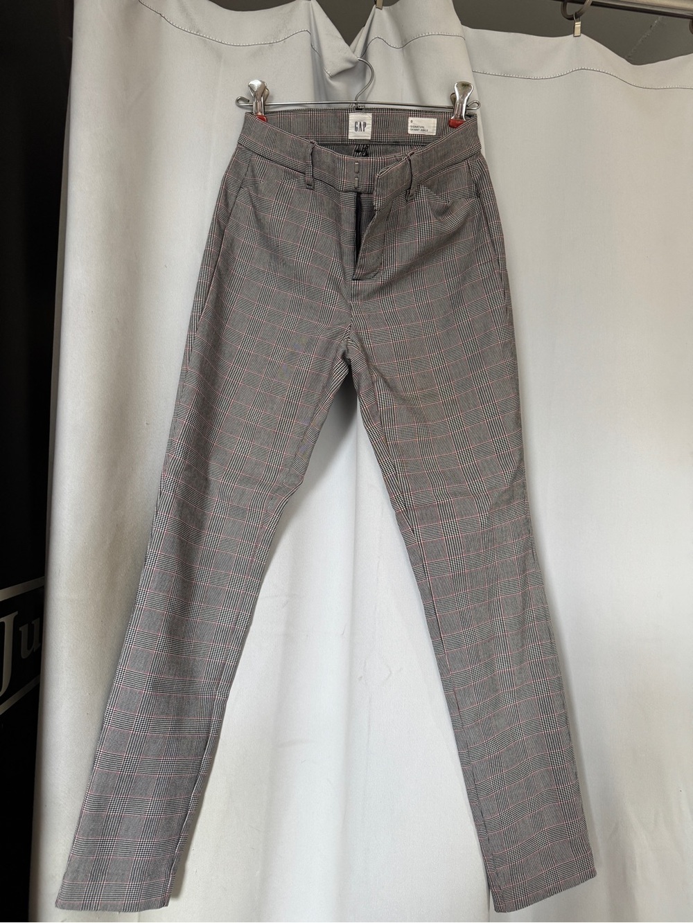 Gap stretch skinny tapered pants in grey and light pink plaid. Size O